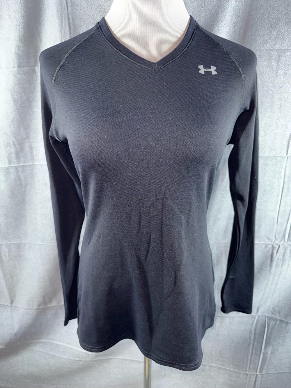 2895-Under Armour Women's Black V-Neck Long Sleeve Performance Tee